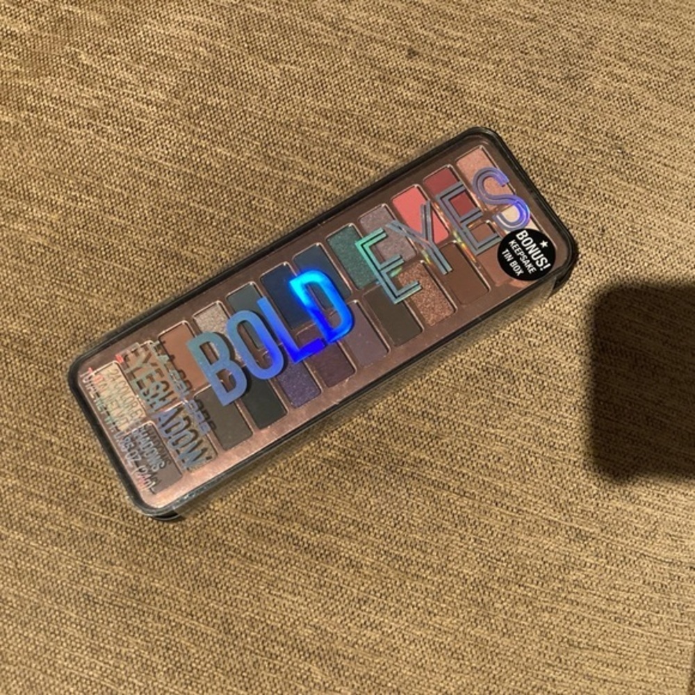 L.A. Colors "Bold Eyes" Eyeshadow Palette